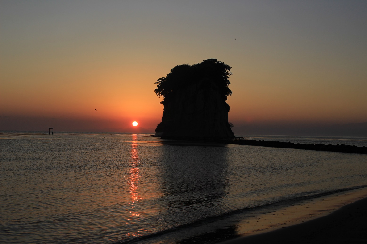 見附島と朝日