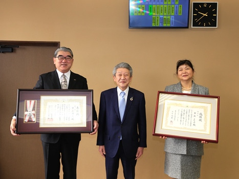 重政靖之さんと妻のまち子さんの画像