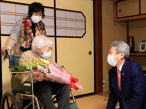 花束を受け取った川端さん​の画像