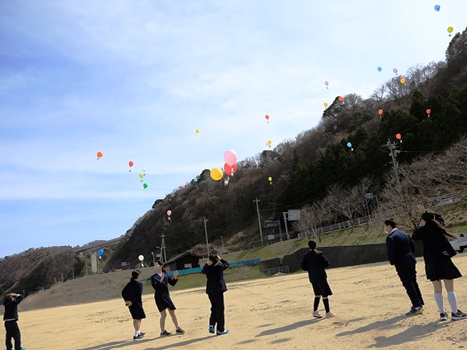 ​風船を飛ばす大谷小中学校の児童・生徒の画像