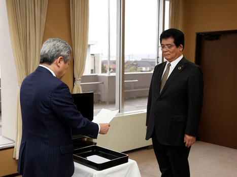 ​​辞令を受ける橋本副市長​の画像