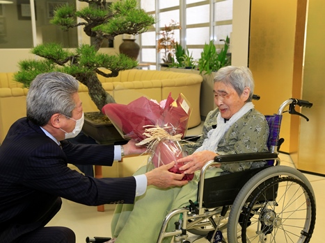 花束を受け取る横山さん​の画像