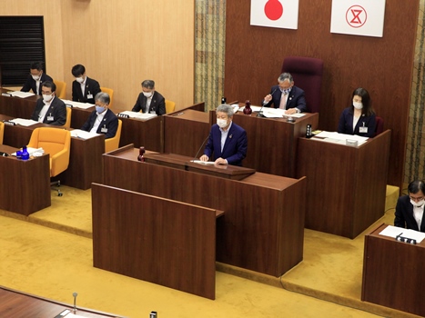 6月定例会で提案説明をする泉谷市長の画像