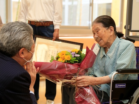 花束を受け取った谷内さんの画像