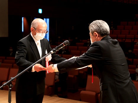 表彰状を受け取る大兼政さんの画像