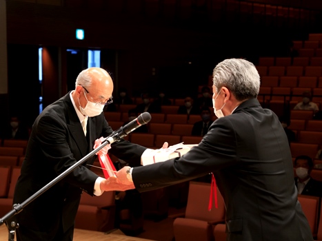 表彰状を受け取る乙谷さんの画像