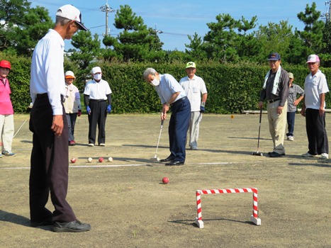 始球式を行う泉谷市長の画像