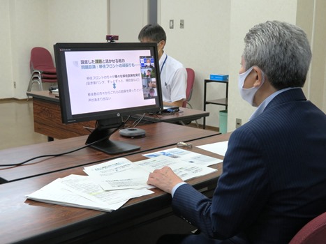 学生の報告を聞く泉谷市長の画像