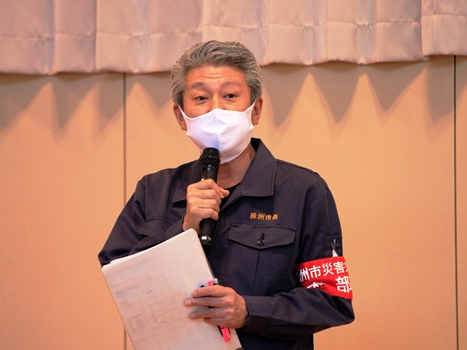 ​終了式で挨拶をする泉谷市長の画像