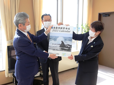 カレンダーを披露する刀祢会長と高畠副会長の画像