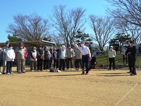 始球式を行う泉谷市長​の画像