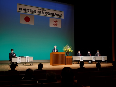 祝辞を述べる泉谷市長の画像