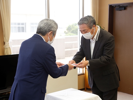 ​目録を手渡す中市会長の画像