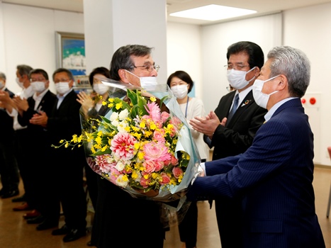泉谷市長から花束を受け取る多田教育長の画像