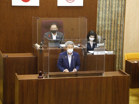 10月臨時会で提案説明をする泉谷市長の画像