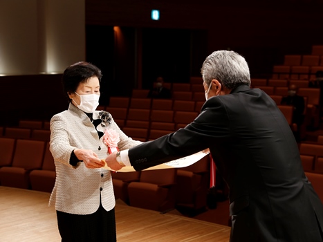 表彰状を受け取る松田さんの画像