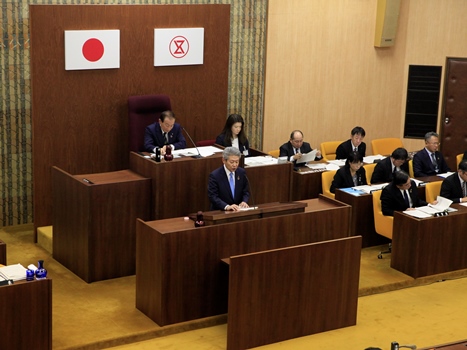 12月定例会で提案説明をする泉谷市長の画像