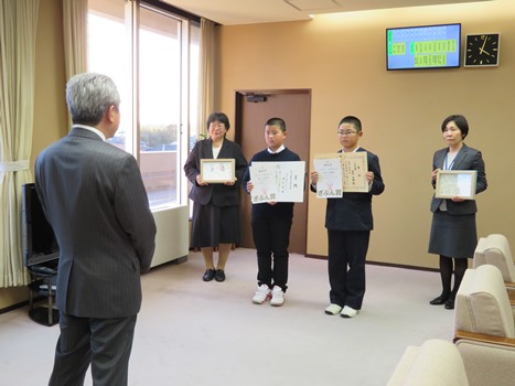 受賞報告をする番匠さんと坂尻さんの画像