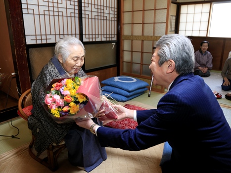 花束を受け取る小木さんの画像