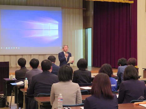 ​講評をする泉谷市長の画像