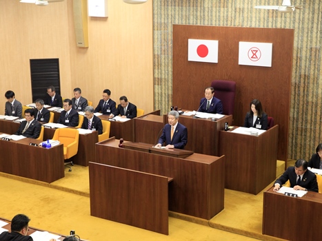 ​答弁をする泉谷市長の画像