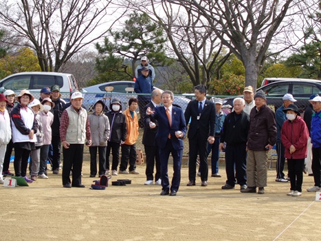 ​始球式を行う泉谷市長の画像