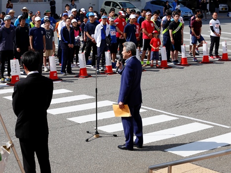 開会式で激励する泉谷市長​の画像