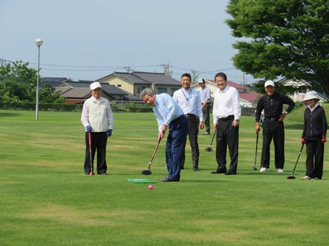 始球式を行う泉谷市長の画像