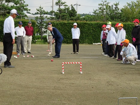 始球式を行う泉谷市長​の画像