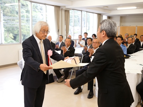 表彰状を受け取る中村さんの画像