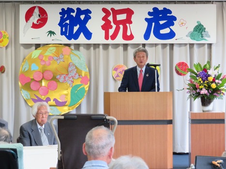 ​お祝いの言葉を述べる泉谷市長の画像