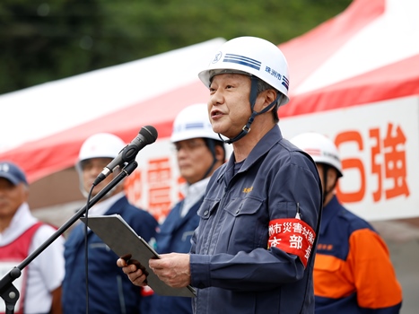 ​終了式で挨拶をする泉谷市長の画像