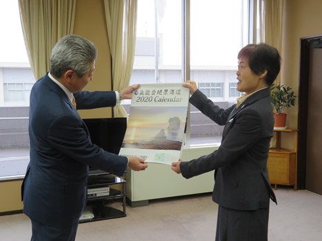 カレンダーを披露する高畠副会長の画像