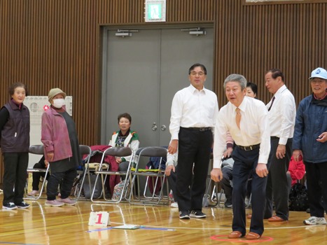 ​​始球式に臨む泉谷市長の画像