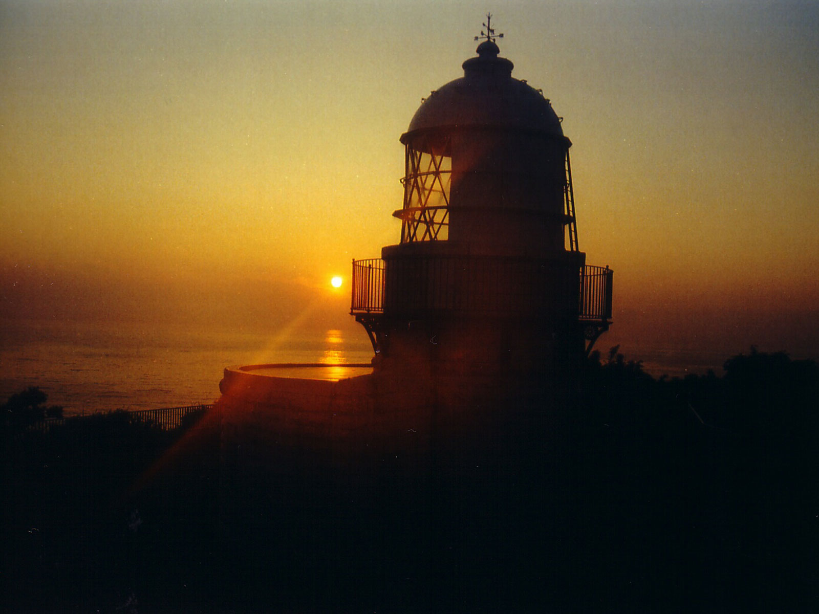 禄剛埼灯台と朝日の画像