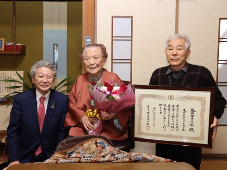 100歳を迎えられた谷内田さんの画像