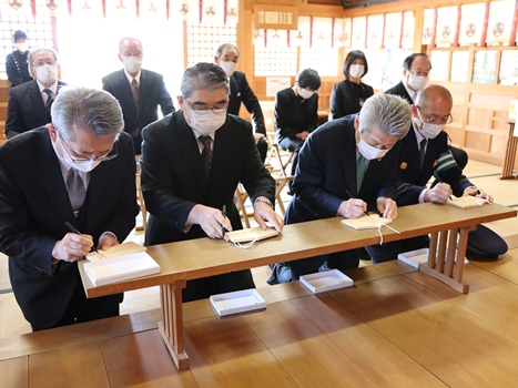 無事故を祈願し、絵馬に書き込む関係者の画像