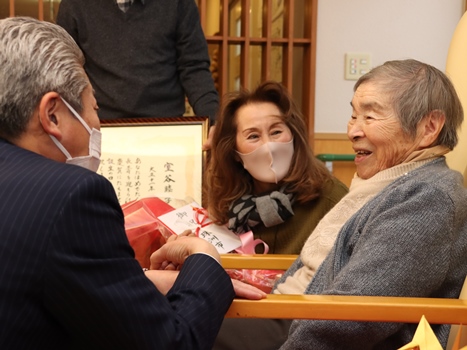 100歳を迎えられた室谷さんの画像