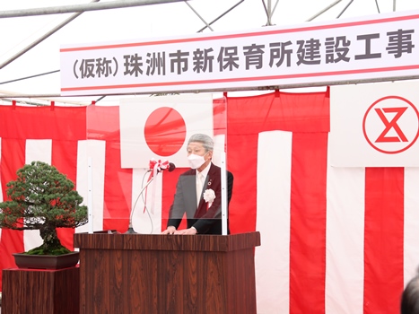式辞を述べる泉谷市長の画像