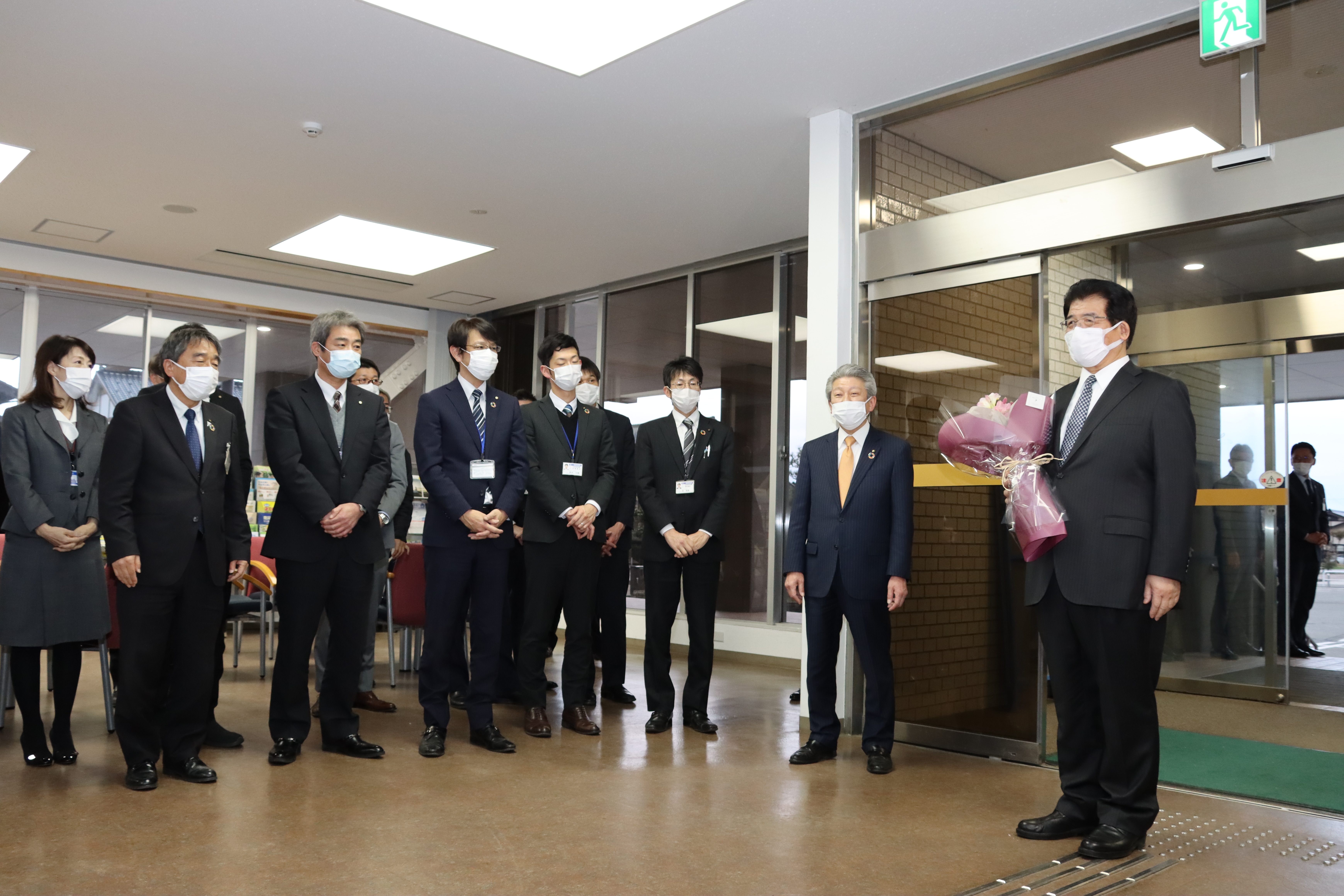 職員一同に見送られ退庁する橋本副市長の画像