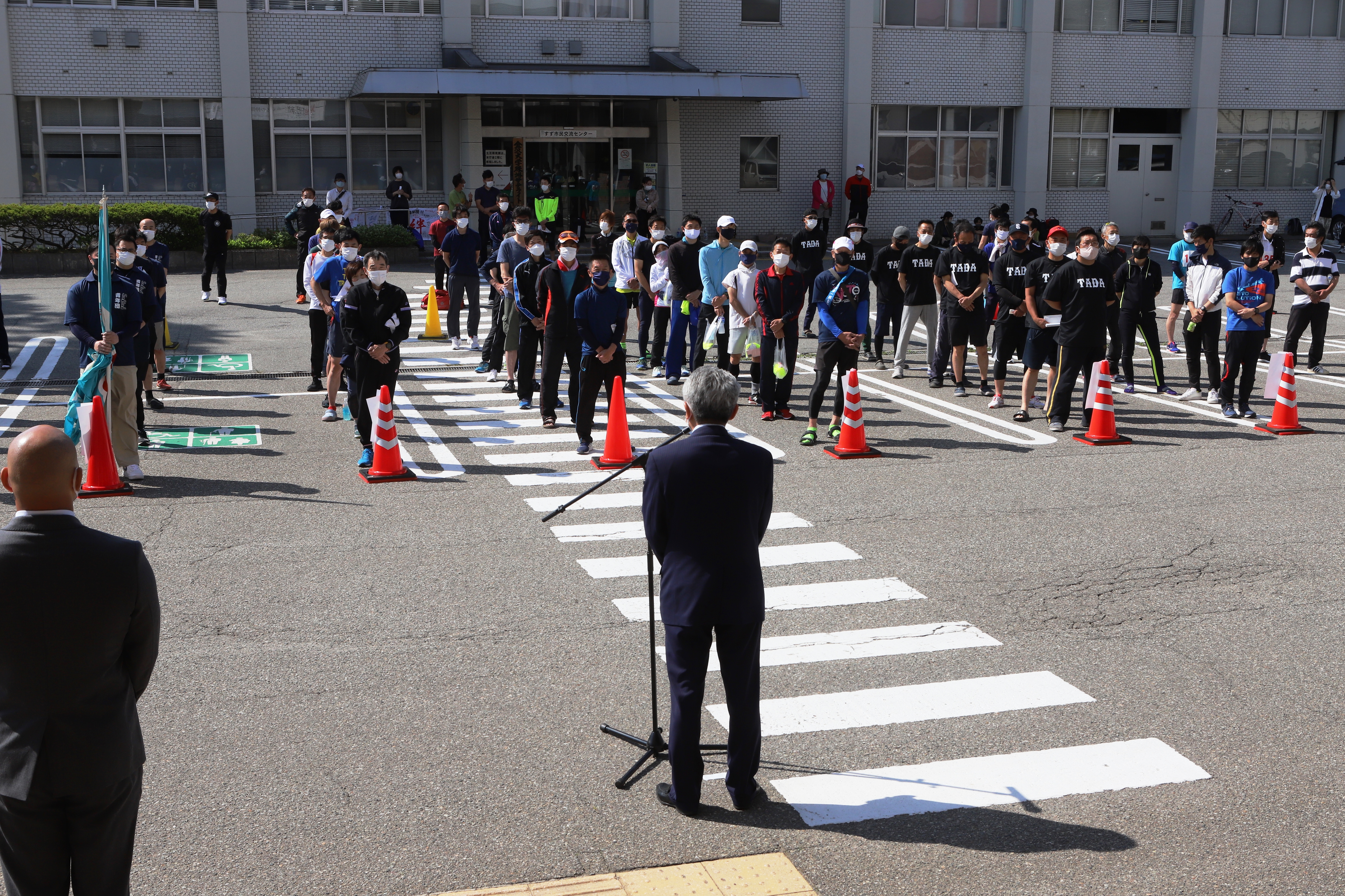 開会式で選手を激励する泉谷市長の画像