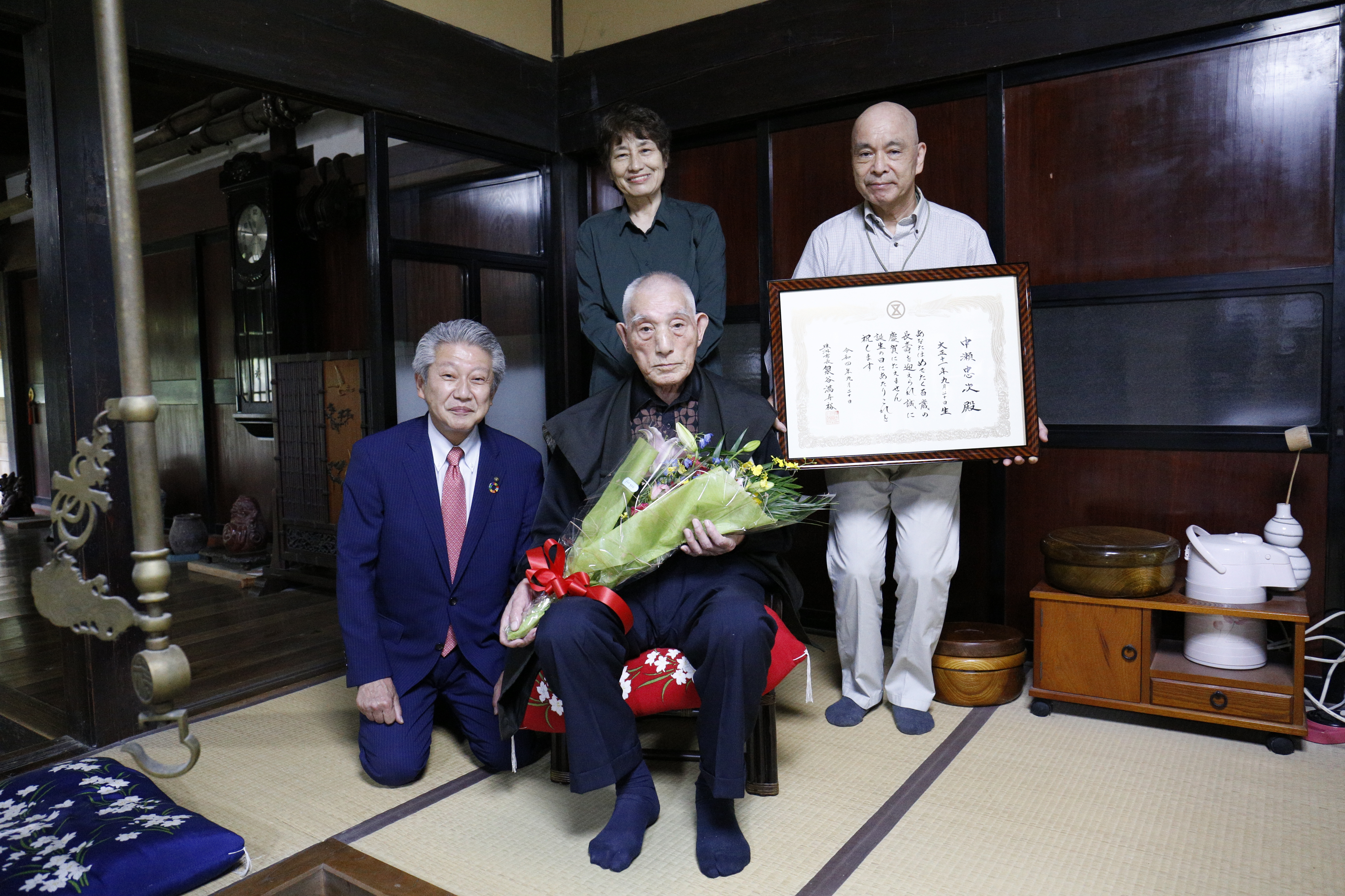 100歳を迎えられた中瀬さんの画像