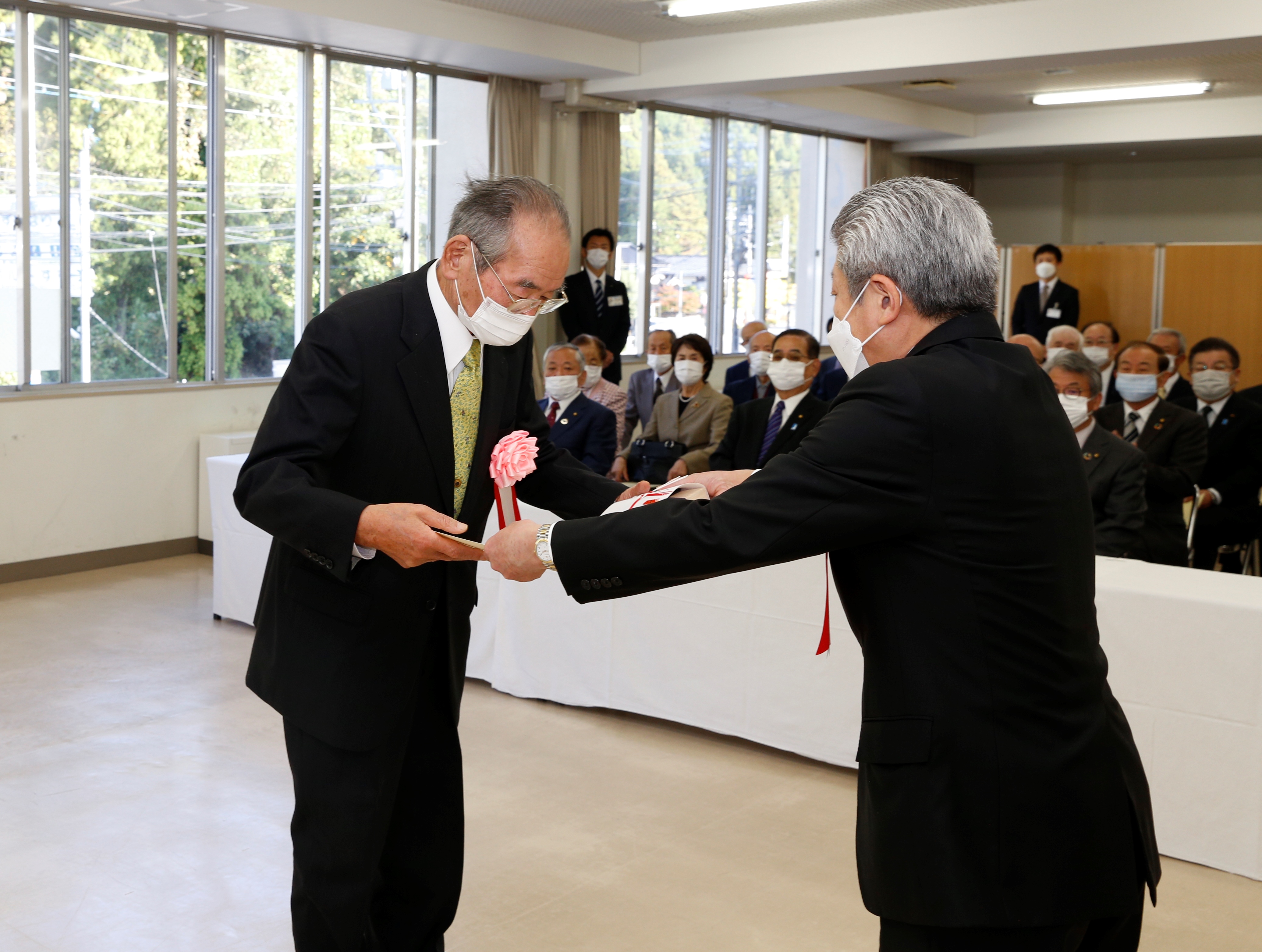 表彰を受ける水上さんの画像