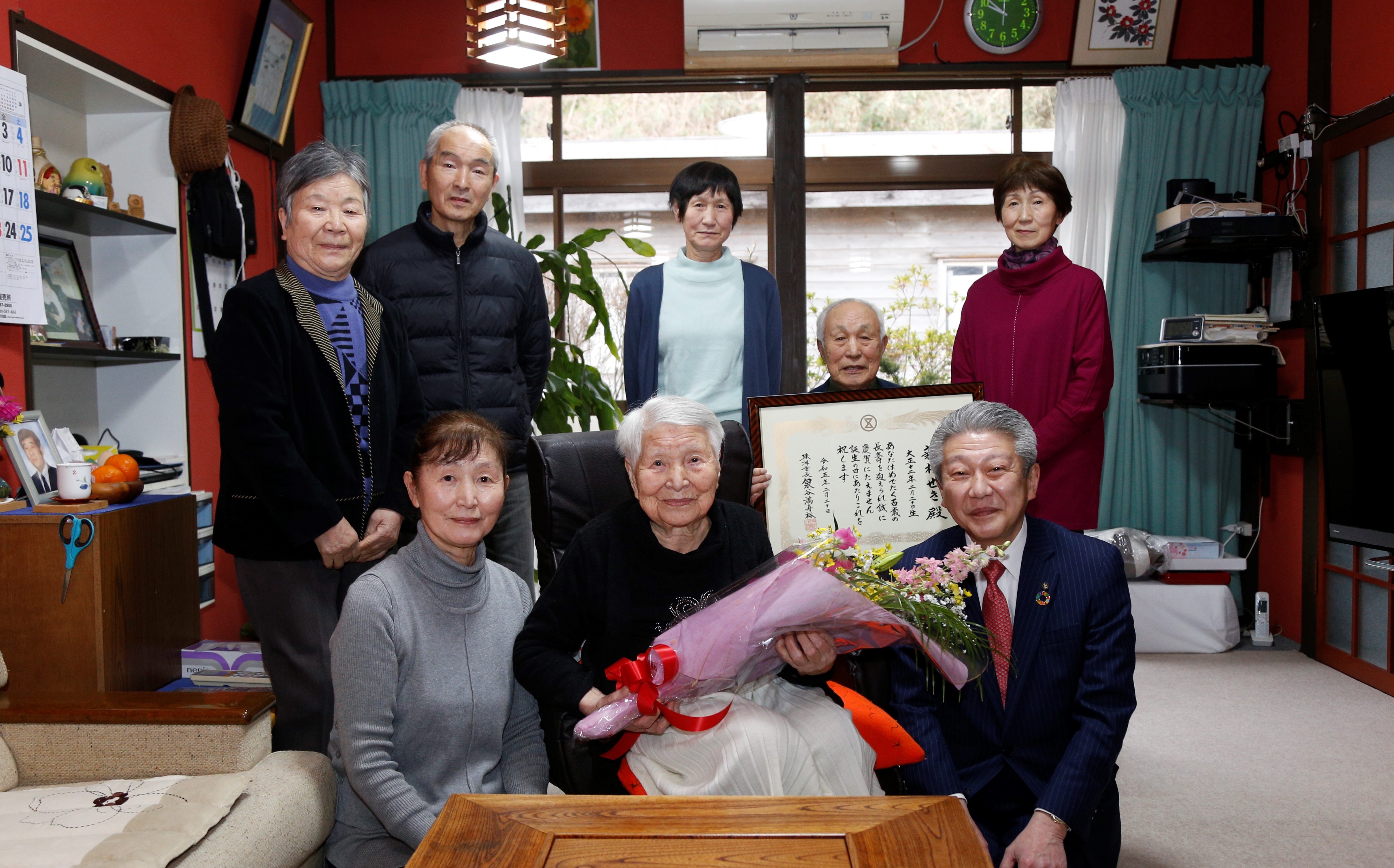100歳を迎えられた新村さんの画像