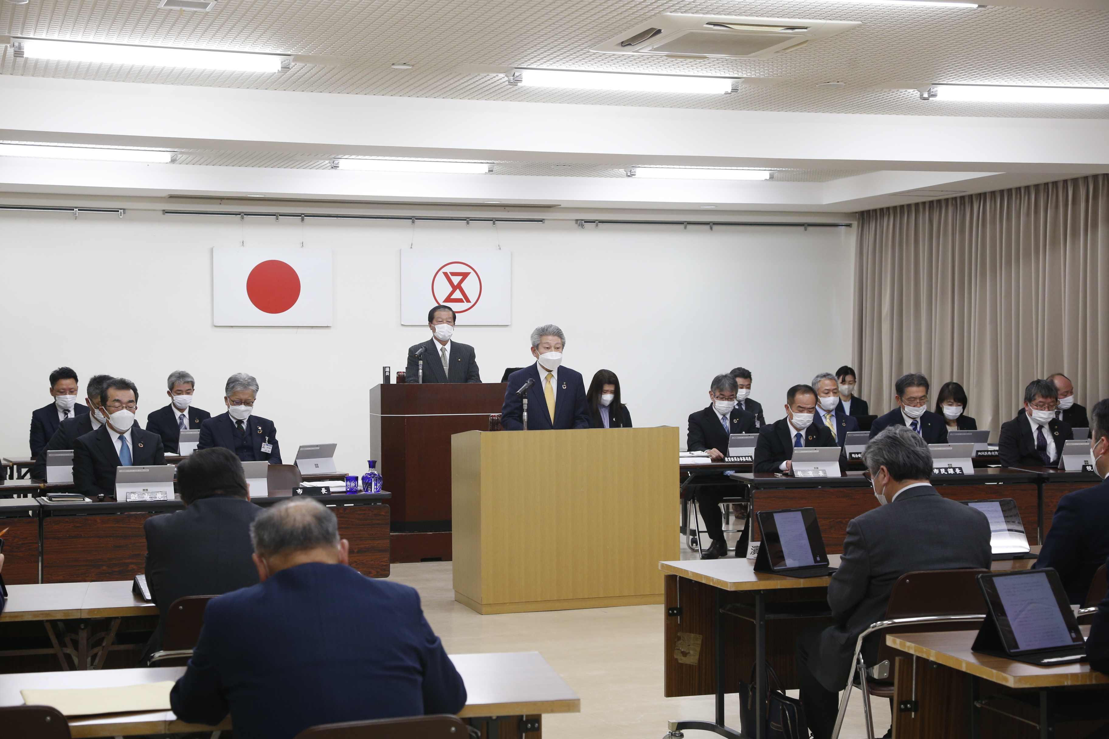 提案説明をする泉谷市長の画像